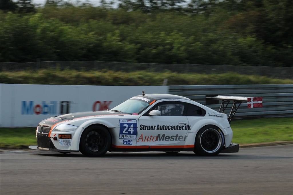 Henrik Moeskjær bliver ved med at finde fart i BMW Z4 V10 raceren i GT-B Divisionen. Forhåbentlig kan han bruge erfaringerne fra juni måned på samme bane, til at være endnu hurtigere i denne weekend.
(Foto: JJ Media)